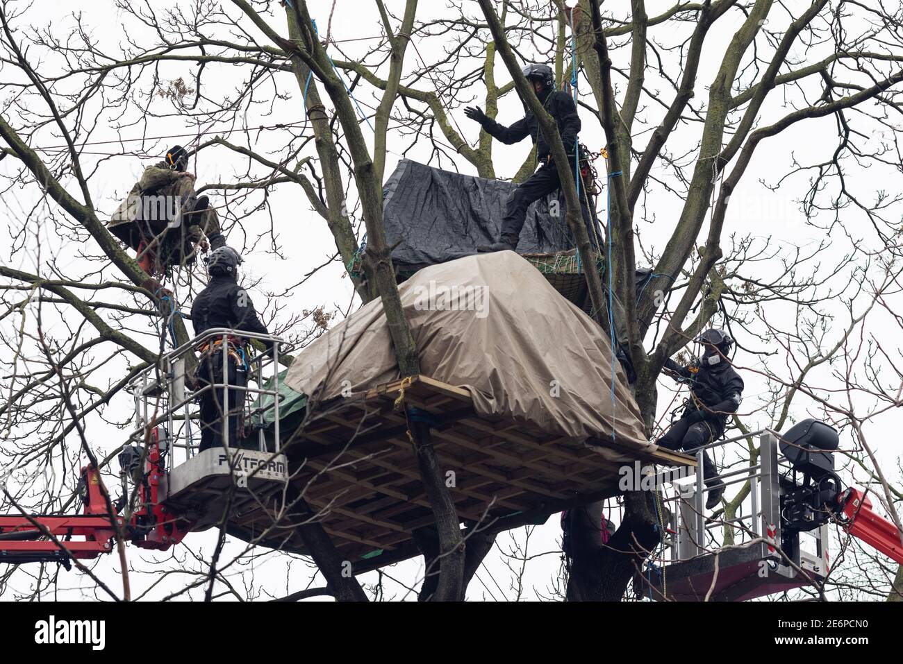 Expulsion des manifestants de Stop HS2 du camping de Euston Square Gardens, Londres, 27 janvier 2021. Un membre de l'équipe d'expulsion discute avec un manifestant Banque D'Images