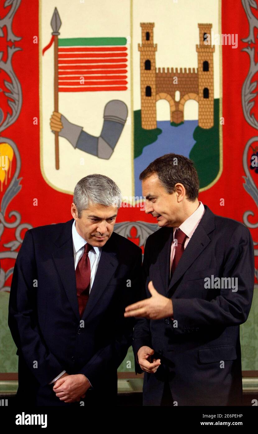 Spain's Prime Minister Jose Luis Rodriguez Zapatero (R) and his Portuguese counterpart Jose Socrates talk during their visit to Zamora's city hall at the Spain-Portugal summit January 22, 2009. REUTERS/Sergio Perez (SPAIN) Banque D'Images