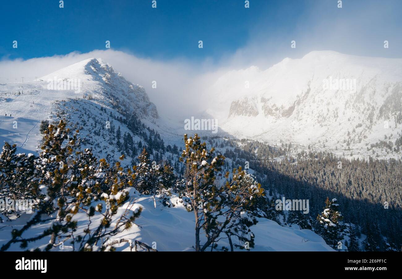 Le pic enneigé de Solisko lors d'une journée claire et ensoleillée dans les Hautes Tatras, Slovaquie, Europe, Hautes Tatras, Slovaquie. Neige, jour d'hiver Banque D'Images