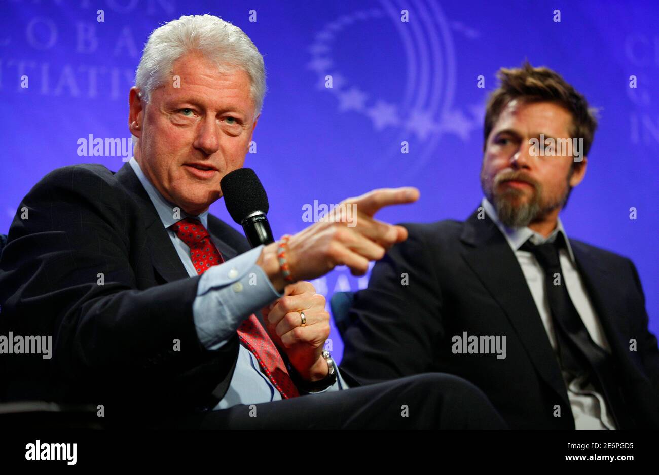 L'ancien président américain Bill Clinton (L) et l'acteur Brad Pitt parlent  lors d'une discussion de groupe sur la reconstruction de la Nouvelle-Orléans,  à l'initiative Clinton Global, à New York, le 24 septembre