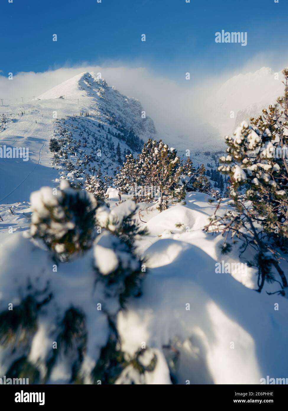 Le pic enneigé de Solisko lors d'une journée claire et ensoleillée dans les Hautes Tatras, Slovaquie, Europe, Hautes Tatras, Slovaquie. Neige, jour d'hiver Banque D'Images