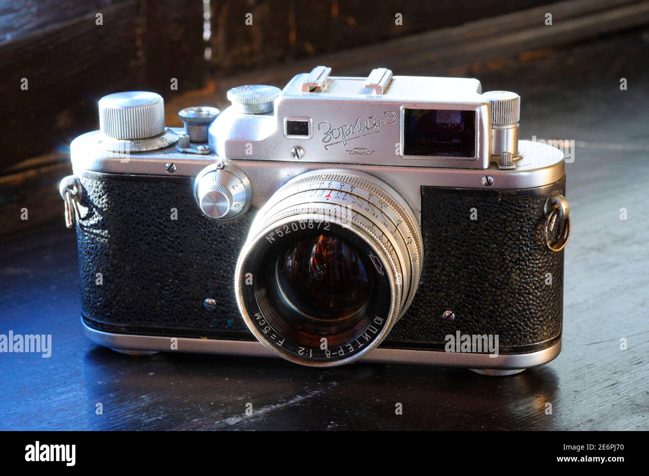 Ancienne caméra film poussiéreuse Zorkiy 3 avec lentille manuelle Jupiter, fabriqué en URSS Banque D'Images