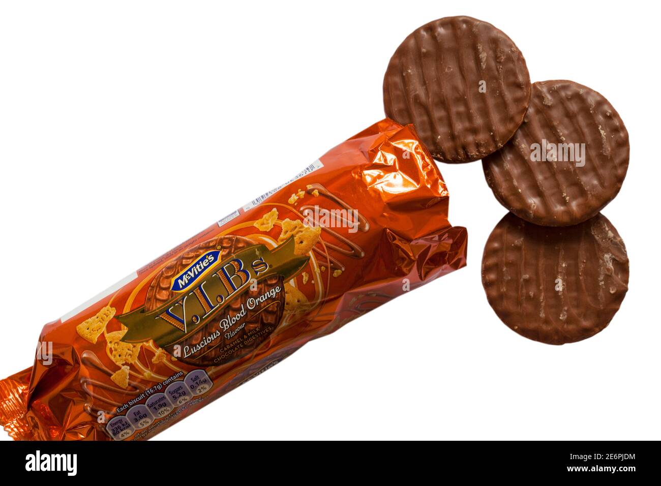 Paquet de biscuits de saveur d'orange de sang de McVités V.I. .BS ouvert pour afficher le contenu sur fond blanc - caramel & produits digestifs au chocolat au lait Banque D'Images