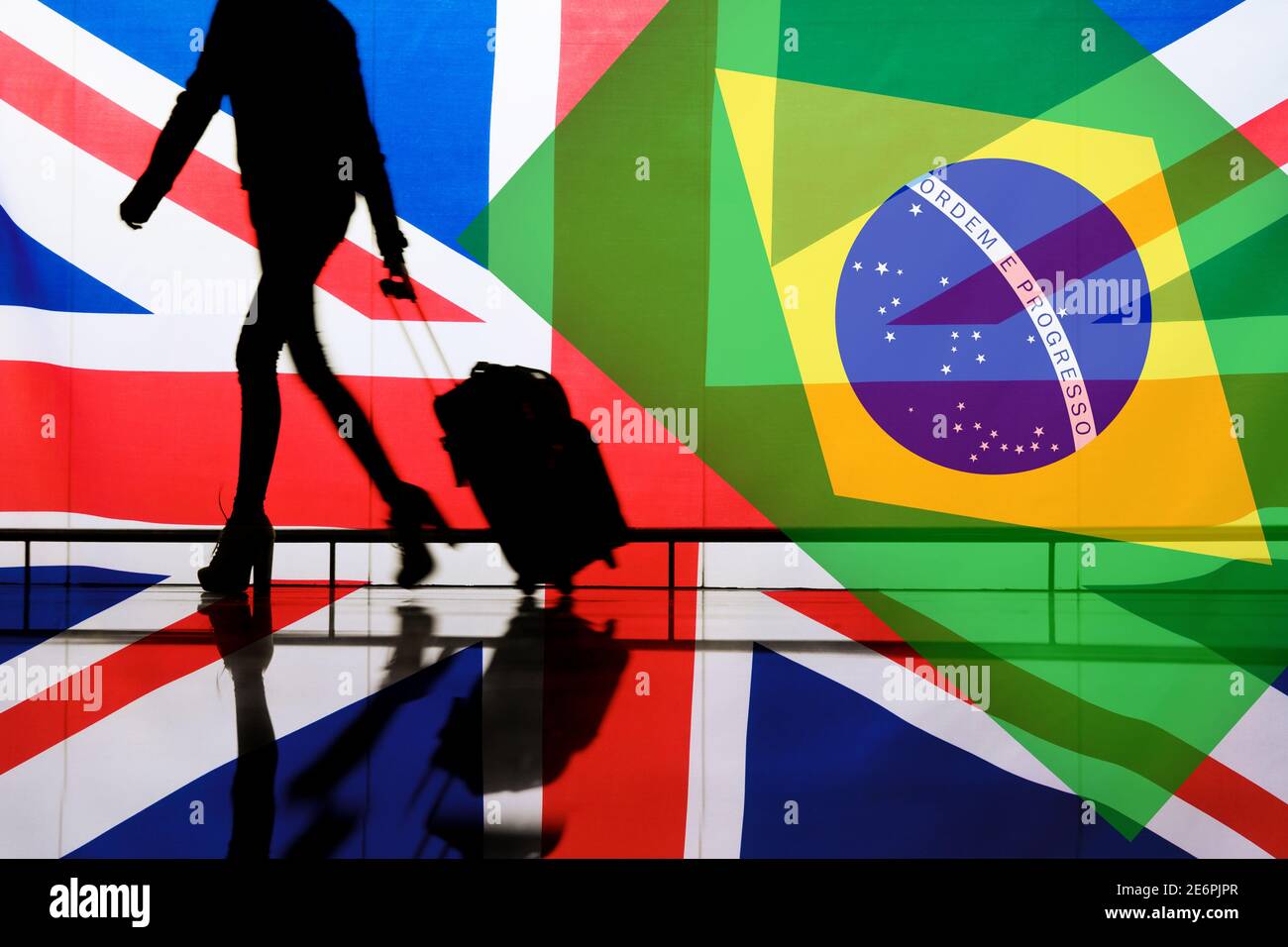 Drapeau britannique recouvert avec le drapeau du Brésil avec passager dans le terminal de l'aéroport, coronavirus, Covid 19, quarantaine, Brésil, interdiction de voyage... concept Banque D'Images