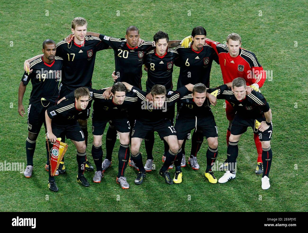 Les joueurs allemands font la queue pour une photo d'équipe avant le match  de football du groupe D de la coupe du monde 2010 entre l'Allemagne et le  Ghana au stade de