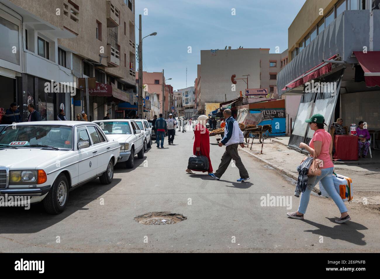 El Jadida, Maroc - 16 avril 2016: Scène de rue dans a dans la ville d'El Jadida, avec des gens traversant une rue. Banque D'Images