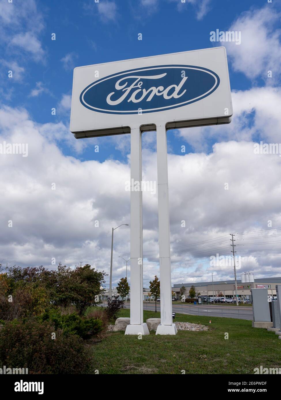 Brampton, Ontario, Canada - 8 octobre 2020 : gros plan du panneau de sol de Ford. Banque D'Images Brampton, Ontario, Canada - 8 octobre 2020 : gros plan du panneau de sol de Ford. Banque D'Images