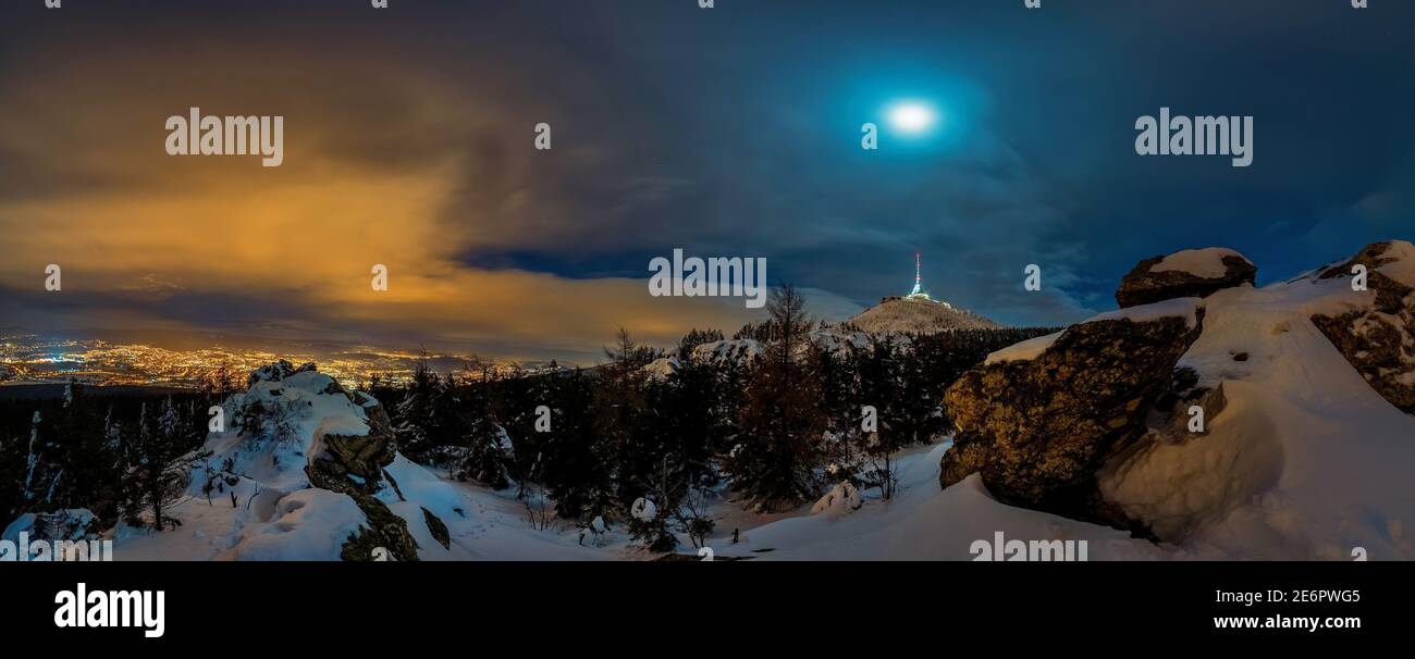 Nuit vue incroyable à la montagne de Jested près de la ville de Liberec, la meilleure photo. Banque D'Images