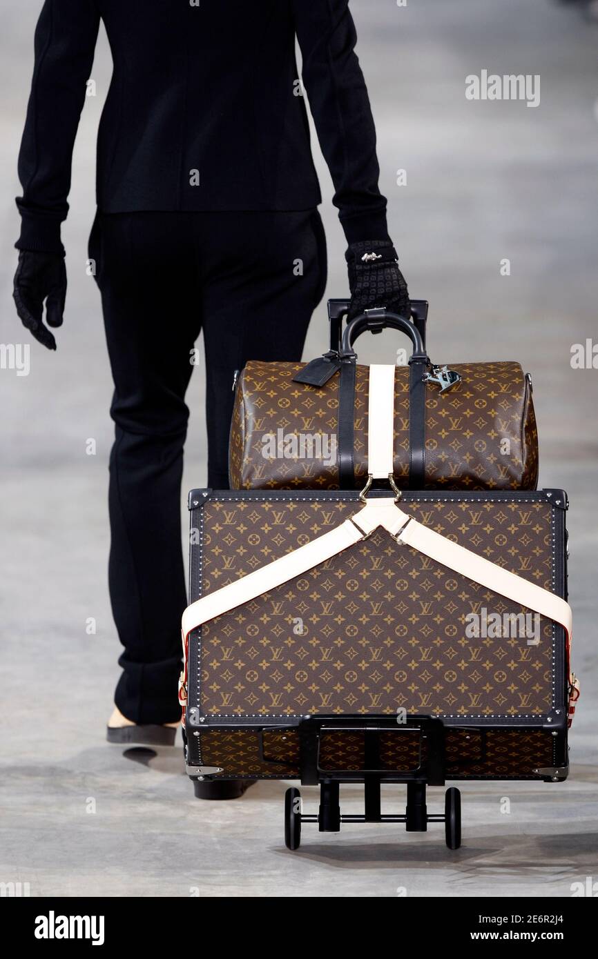 A model presents suitcases for French fashion house Louis Vuitton as part  of their Fall/Winter 2009/10 men's ready-to-wear fashion collection at  Paris Fashion Week January 22, 2009. REUTERS/Charles Platiau (FRANCE Photo  Stock -