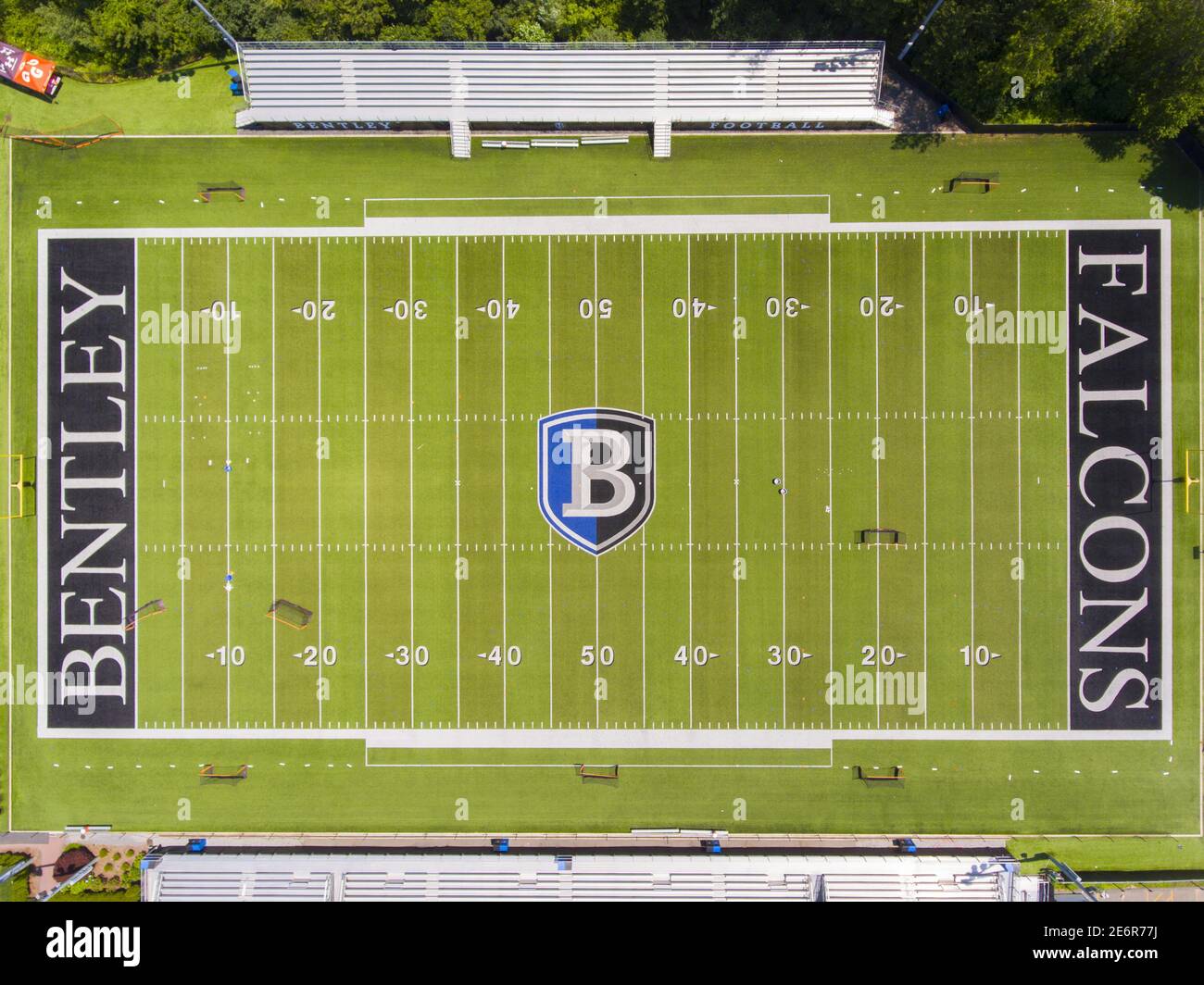 Bentley University Dana Athletic Center et le terrain de football de Bentley Falcons, vue aérienne dans la ville de Waltham, Massachusetts, États-Unis. Banque D'Images