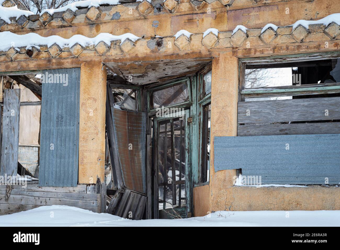 Gros plan de l'avant d'un bâtiment abandonné qui était autrefois une salle de bal à Tierra Amarilla, Nouveau-Mexique. Banque D'Images