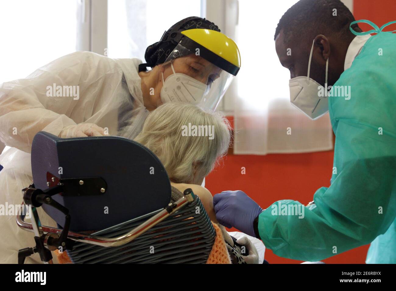 Modène, Italie. 29 janvier 2021. Soliera (Mo). Le personnel de l'Ausl administre la deuxième dose du vaccin anti-covid aux invités et au personnel de santé de l'ARC S.Pertini usage éditorial seulement crédit: Independent photo Agency/Alamy Live News Banque D'Images