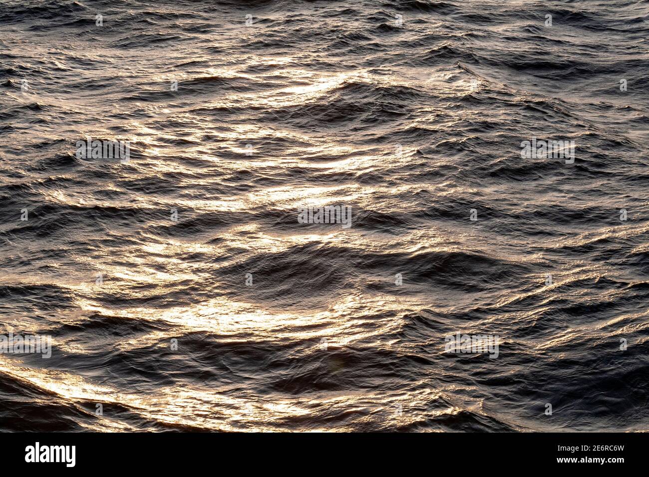 Vagues ensoleillées sur l'océan Atlantique Banque D'Images
