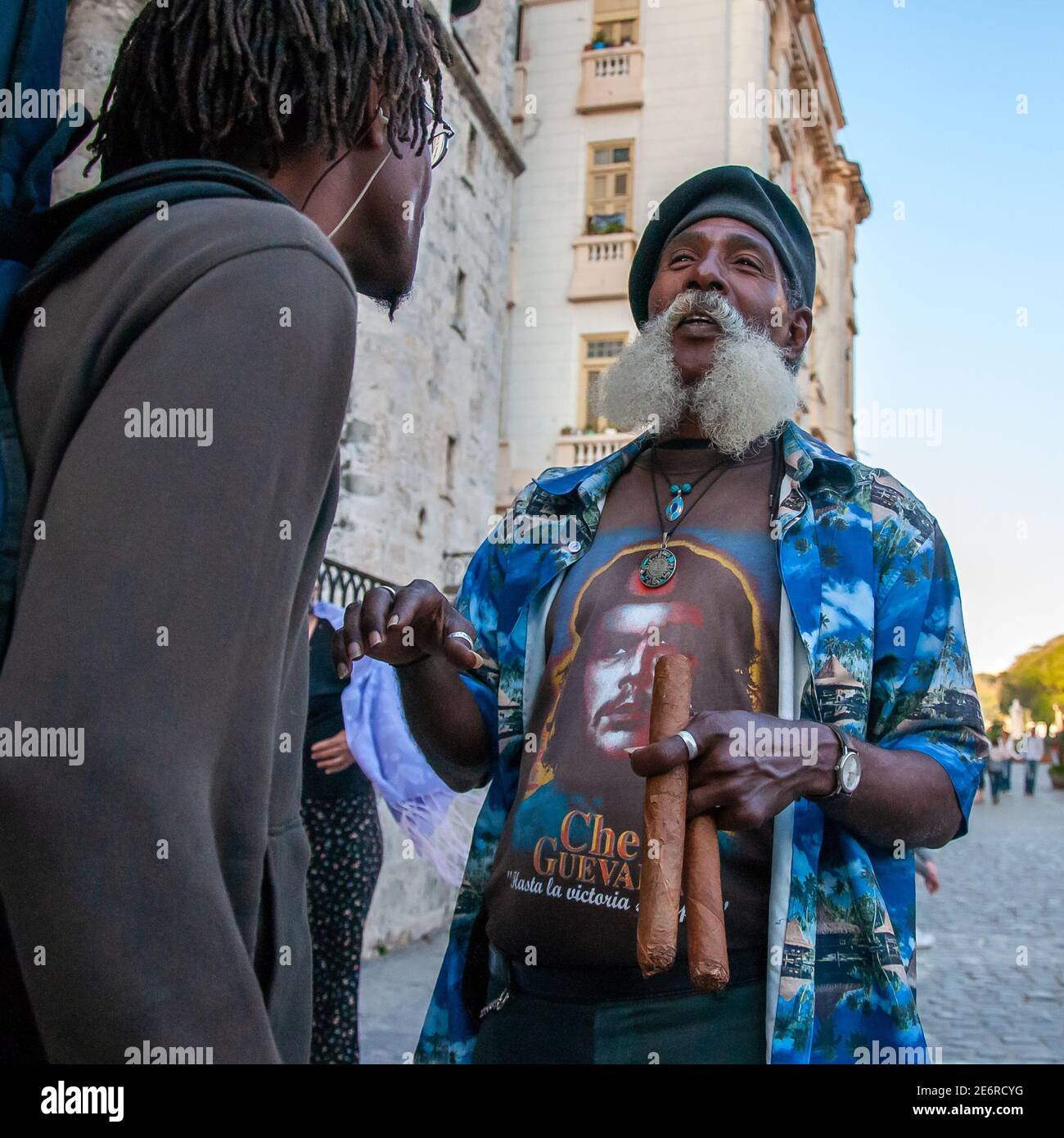 La Havane, Cuba. 04-15-2018. Vieil homme avec de grands cigares en interaction avec un touriste à la Havane, Cuba. Banque D'Images