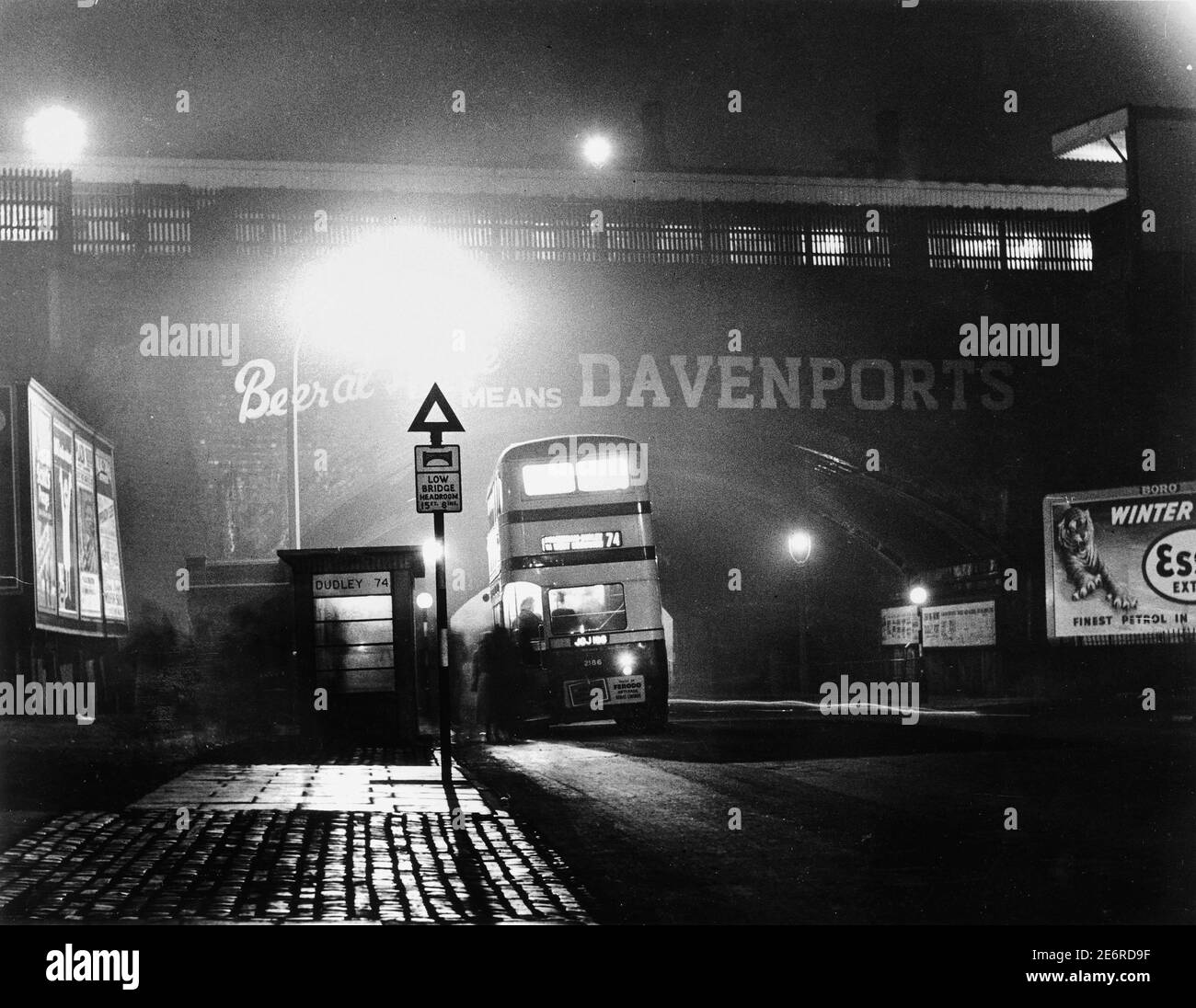 Bus de nuit à l'extérieur de la gare de Dudley dans l'ouest Midlands 'Black Country' en 1953 Banque D'Images