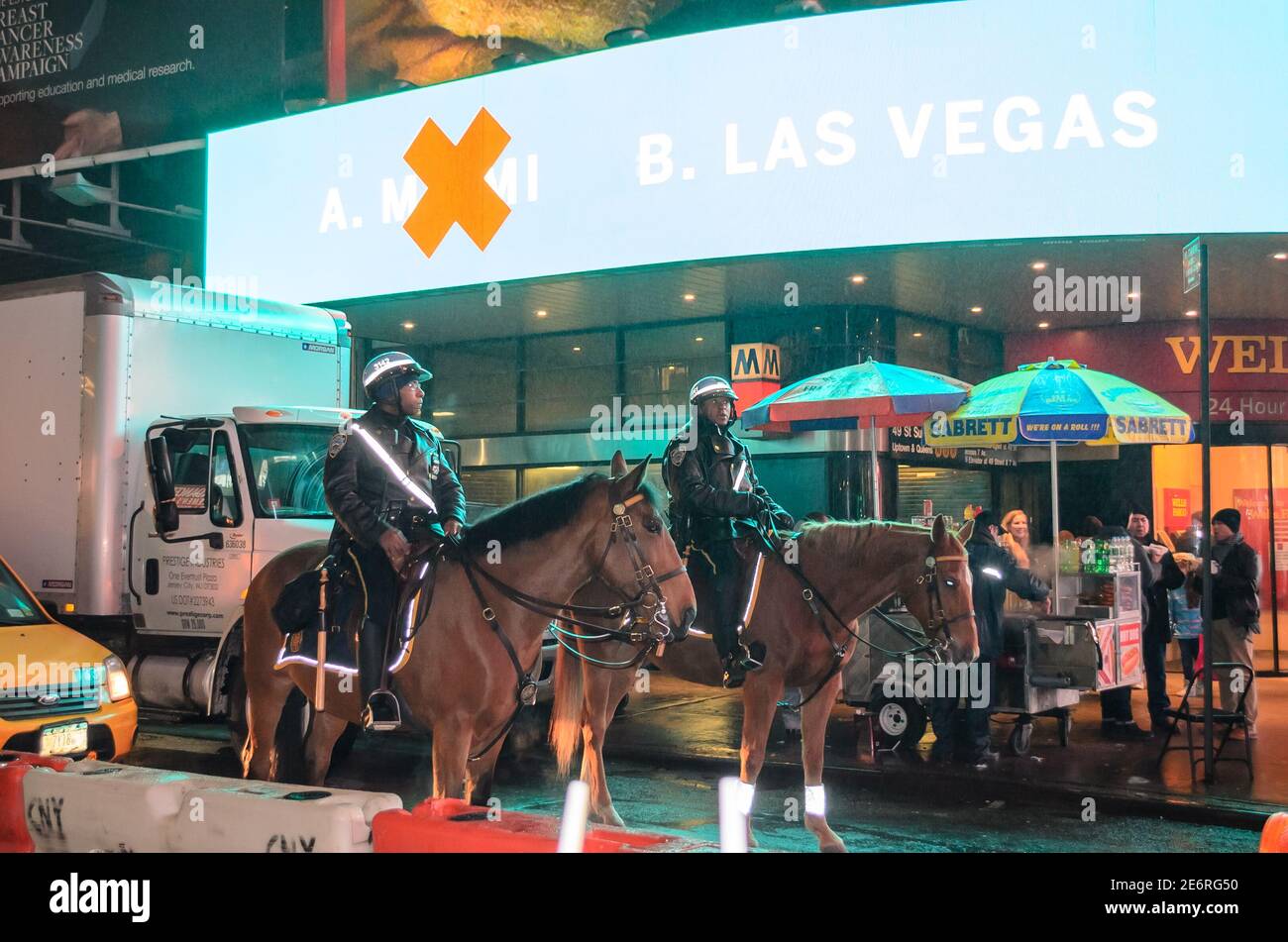 Deux officiers de police à cheval Patroling à Times Square, Manhattan, New York, États-Unis Banque D'Images