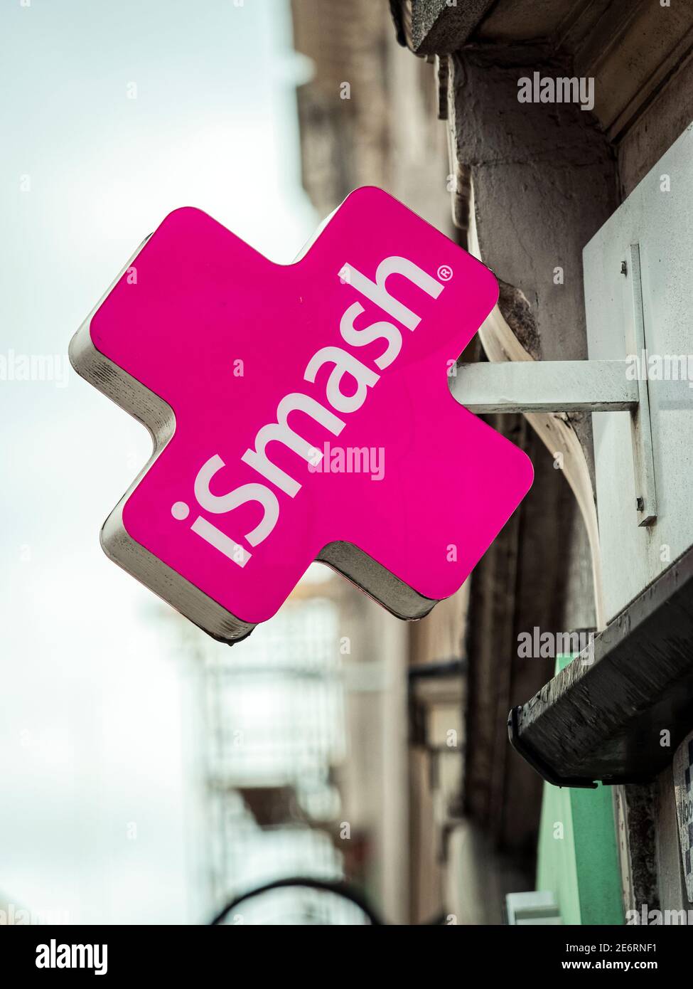 Ismash Shop Sign, Ismash sont un service de réparation de rue élevé pour les téléphones mobiles, les tablettes et les ordinateurs fondée en 2013, Londres, Angleterre - 17 mars 2020 Banque D'Images