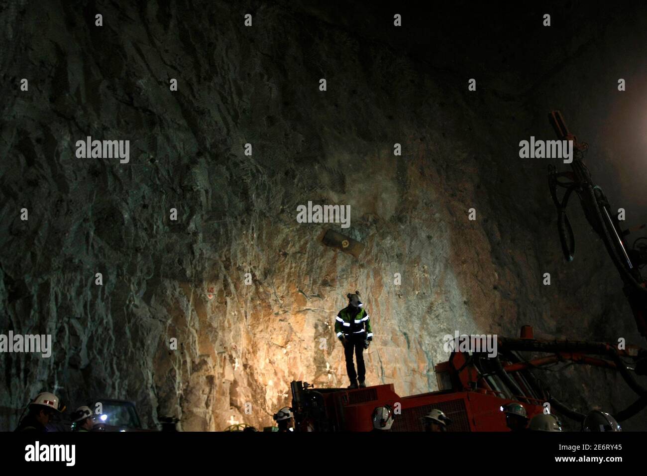 erosie japon Verleden A worker stands on a drill machine in the Andina copper mine, 49 miles ( 80  km) north east of Santiago March 25, 2009. Deep inside the Andes mountains  at some 3,800