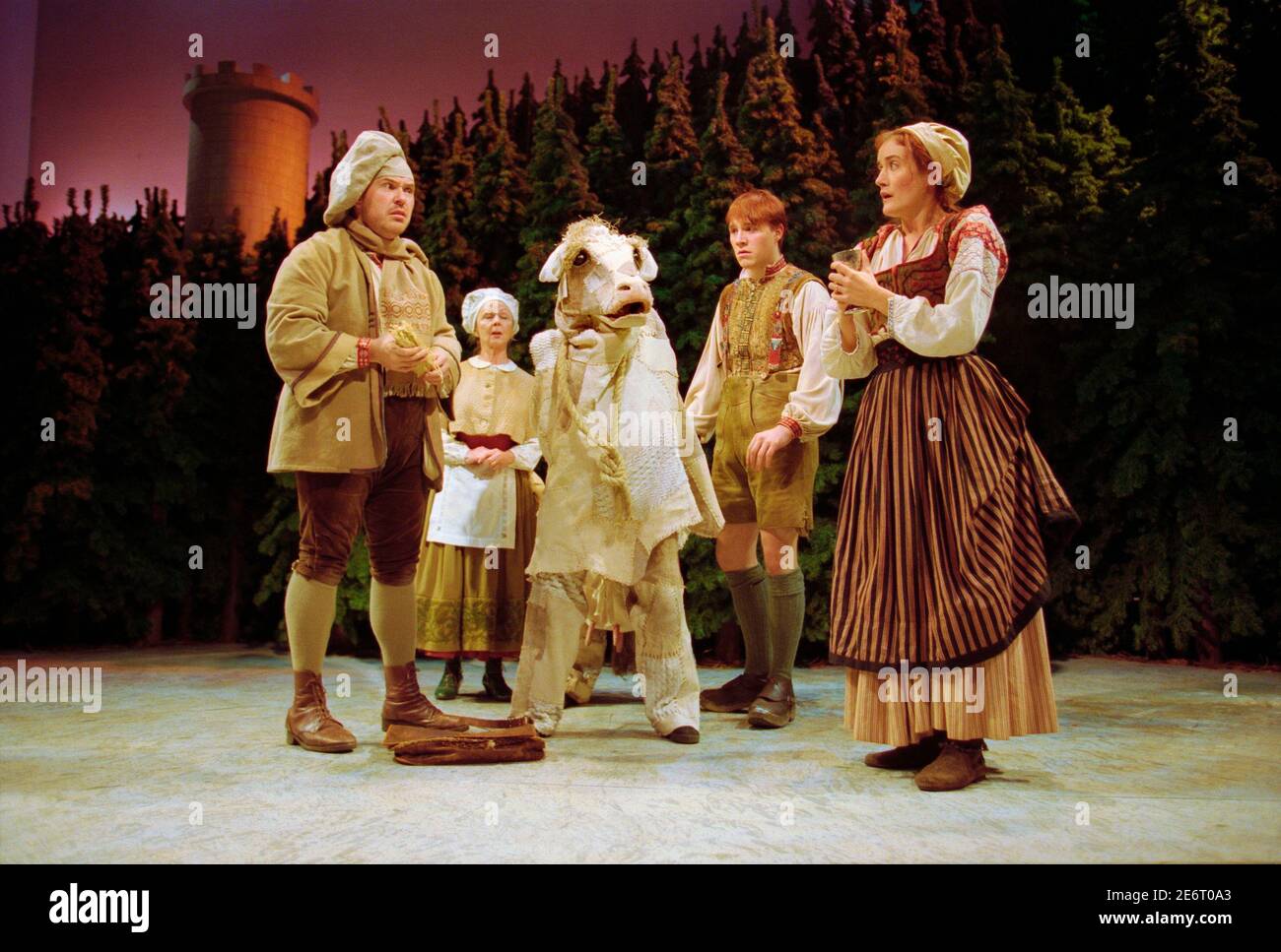 l-r: Nicholas Holder (The Baker), Sheila Reid (la mère de Jack), Milky White (la vache), Christopher Pizzey (Jack), Sophie Thompson (la femme de Baker) dans LES BOIS à l'entrepôt de Donmar, Londres WC2 16/11/1998 musique et paroles: Stephen Sondheim livre: James Lapine design: Bob Crowley éclairage: Paul Pyant réalisateur: John Crowley Banque D'Images