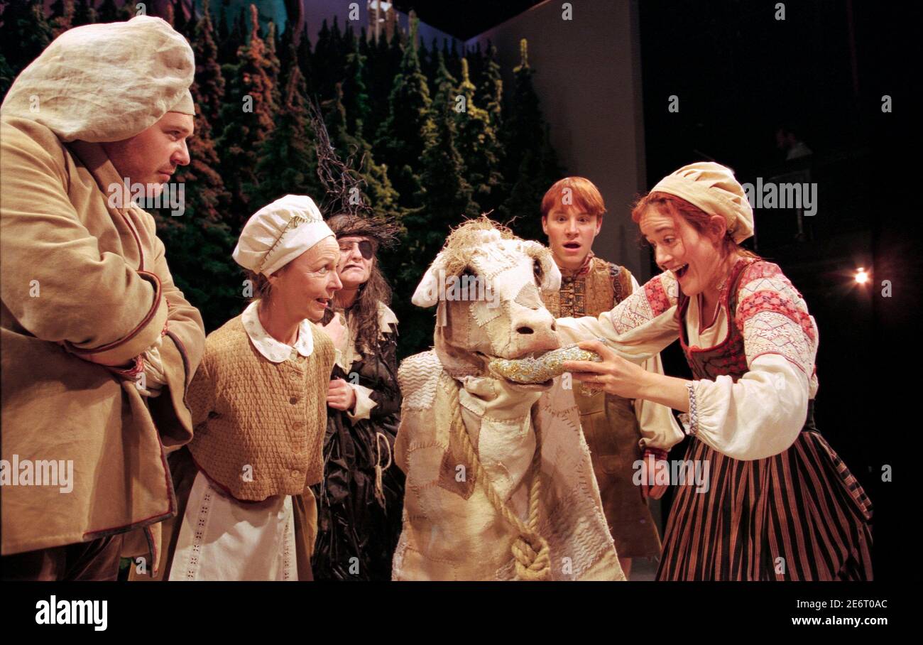 l-r: Nicholas Holder (The Baker), Sheila Reid (la mère de Jack), Clare Burt (Witch), Milky White (la vache), Christopher Pizzey (Jack), Sophie Thompson (la femme de Baker) dans LES BOIS à l'entrepôt de Donmar, Londres WC2 16/11/1998 musique et paroles: Stephen Sondheim livre: James Lapine design: Bob Pyley: Directeur de l'éclairage: John Crowley Banque D'Images