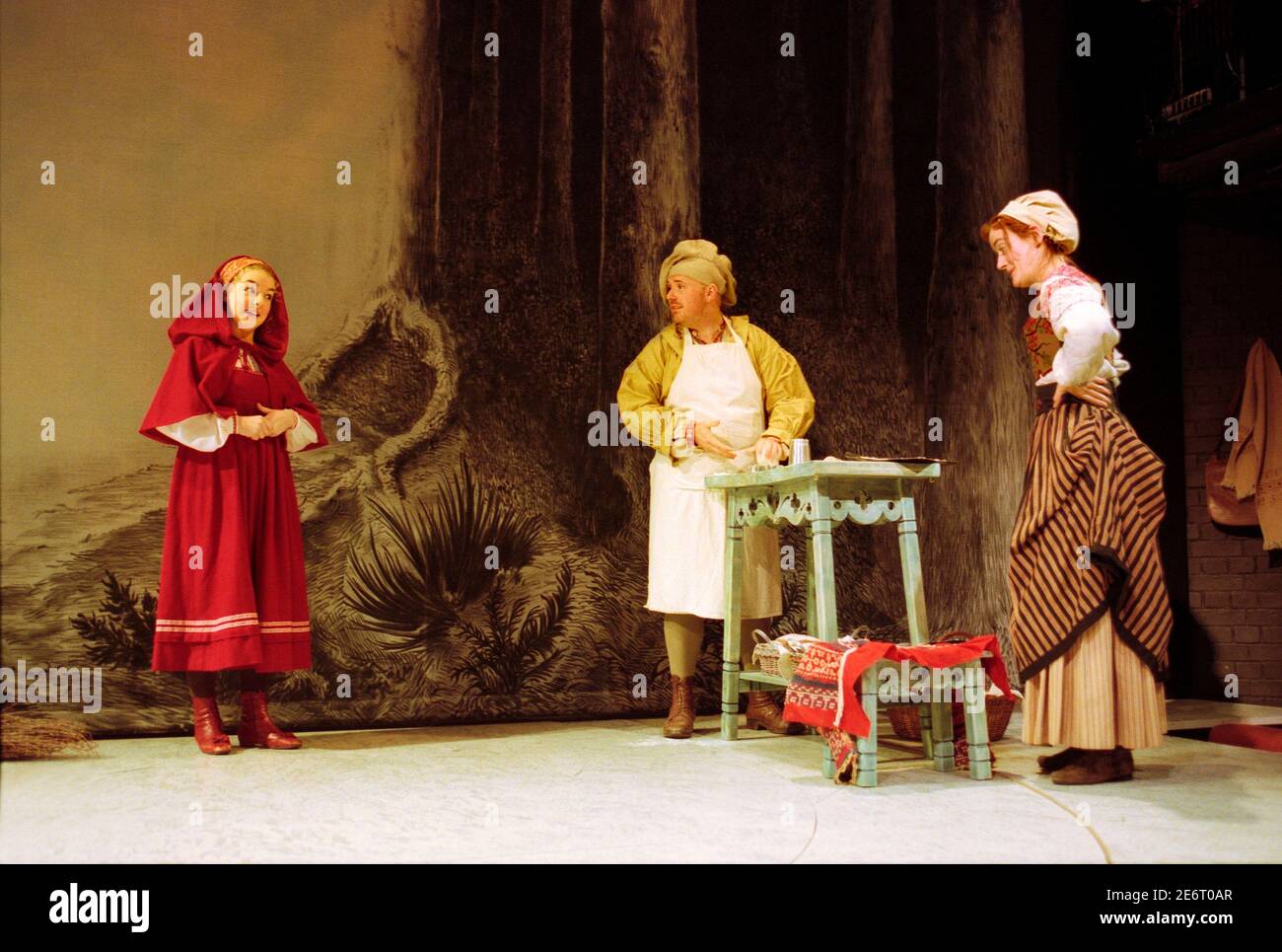 l-r: Sheridan Smith (Red Riding Hood), Nicholas Holder (The Baker), Sophie Thompson (la femme de Baker) dans LES BOIS à l'entrepôt de Donmar, Londres WC2 16/11/1998 musique et paroles: Stephen Sondheim livre: James Lapine design: Bob Crowley éclairage: Paul Pyant réalisateur: John Crowley Banque D'Images