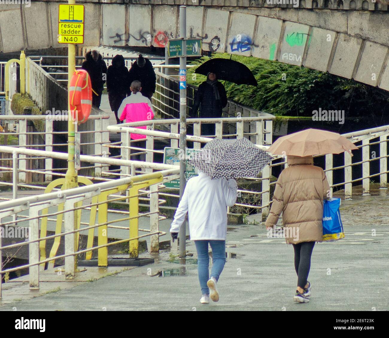 Glasgow, Écosse, Royaume-Uni. 29 janvier 2021Lockdown vendredi plein de misère que la pluie est revenu et déserte des rues dans les zones commerciales du centre-ville. Avec la passerelle de clyde occupée avec des marcheurs sous la pluie sous le pont de Glasgow. Crédit Gerard Ferry/Alay Live News Banque D'Images
