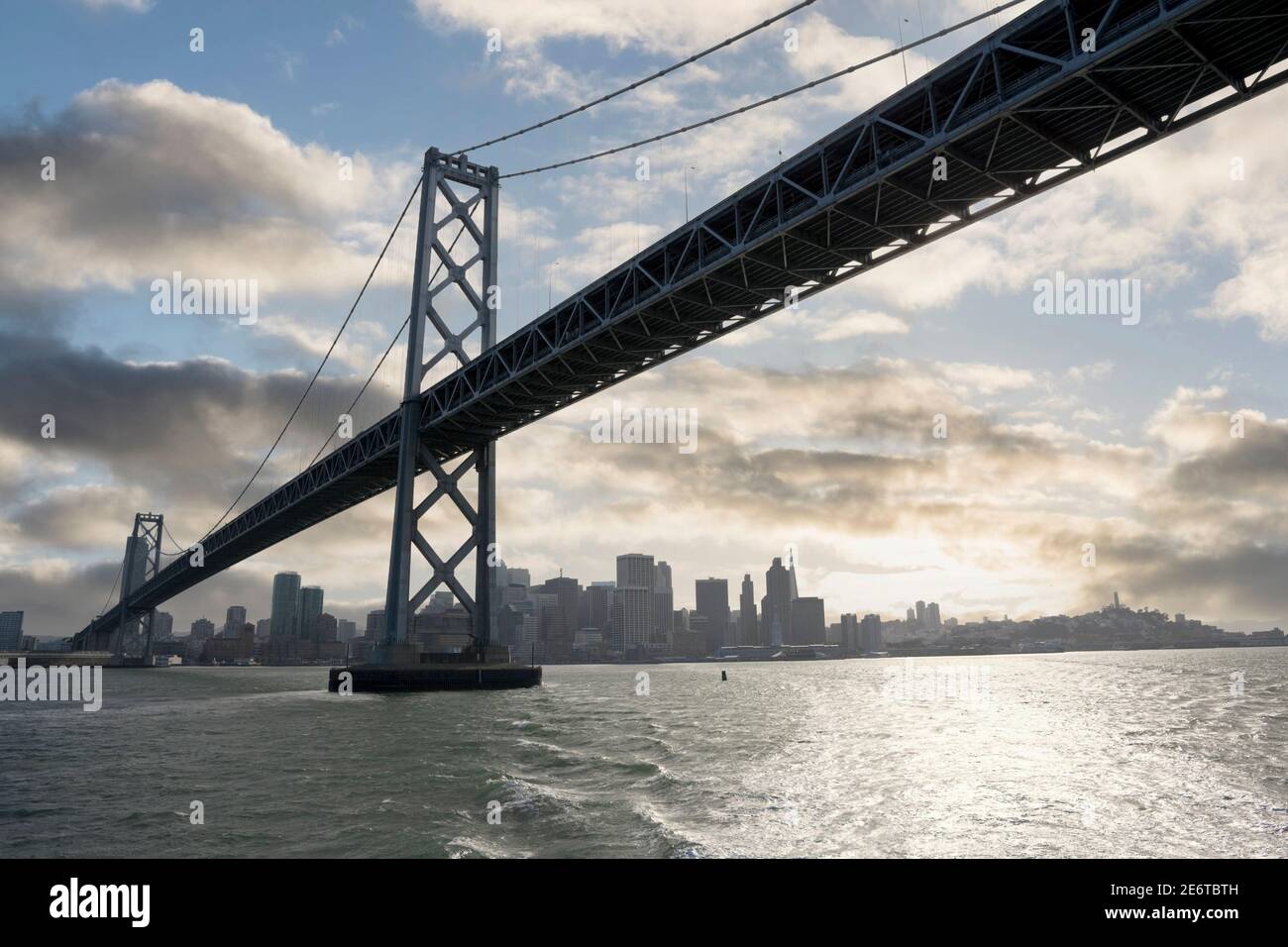 Vue sous le Bay Bridge entre San Francisco et Oakland California. Banque D'Images