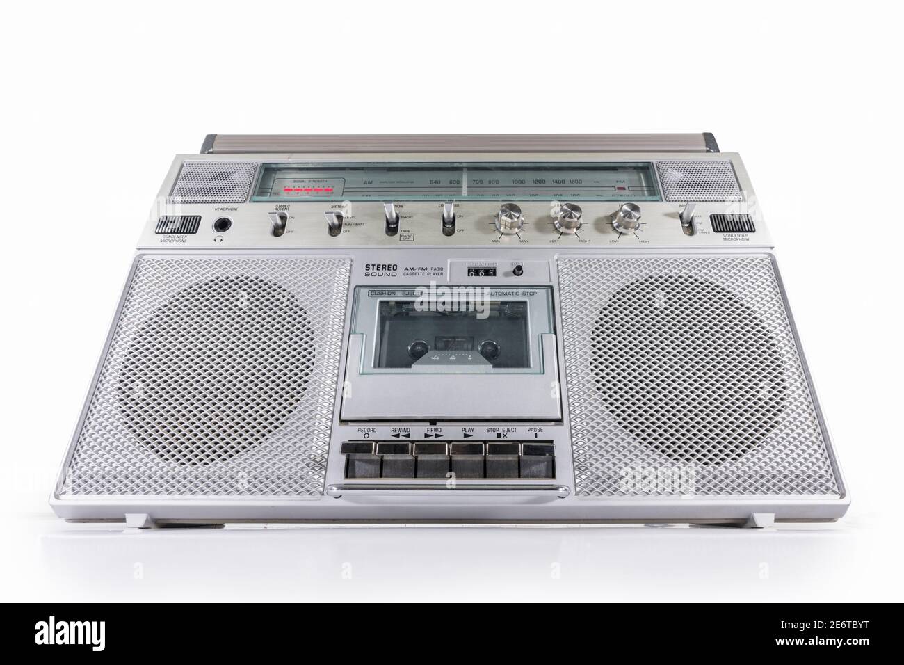 Ancien radio AM FM avec radio et lecteur de cassette stéréo portable blanc. Banque D'Images