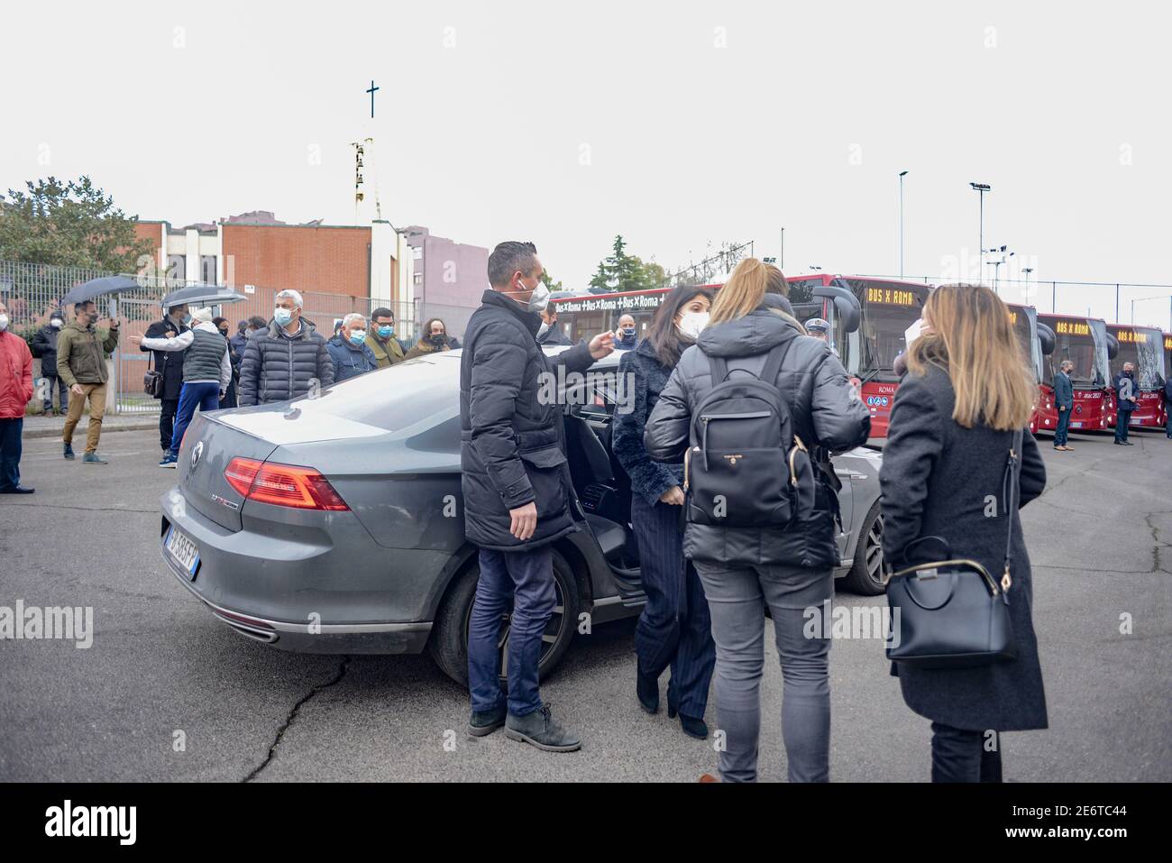 La Sindaca Virginia Raggi Emoura nuovi bus ATAC a Roma Torvergata Banque D'Images