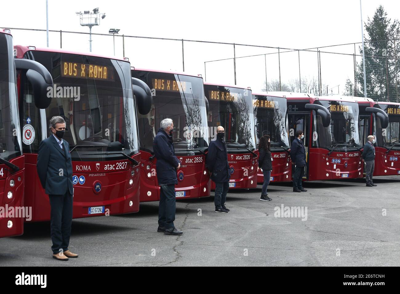 La Sindaca Virginia Raggi Emoura nuovi bus ATAC a Roma Torvergata Banque D'Images