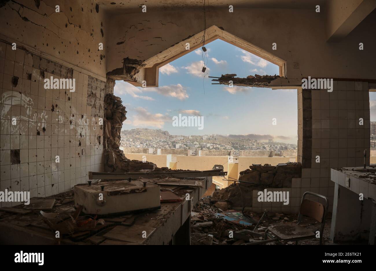 Taiz Yémen - 09 octobre 2016 : UNE fenêtre d'école détruite en raison de la guerre violente à Taiz, Yémen Banque D'Images