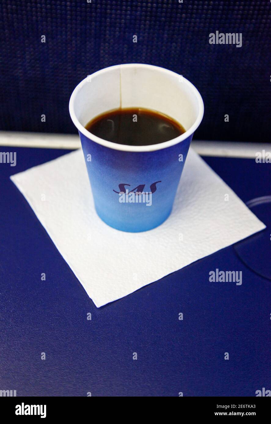 ARLANDA, SUÈDE- 23 OCTOBRE 2015:UNE tasse de café sur un des avions de SAS. Banque D'Images