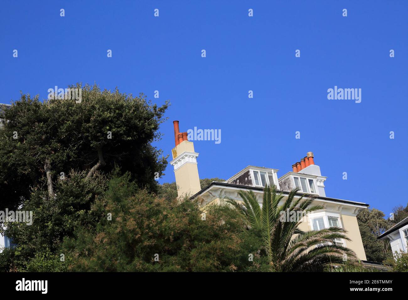 Maison côté falaise avec vue sur la mer de la Riviera, Sandgate, Folkestone, Kent, Angleterre, Royaume-Uni Banque D'Images