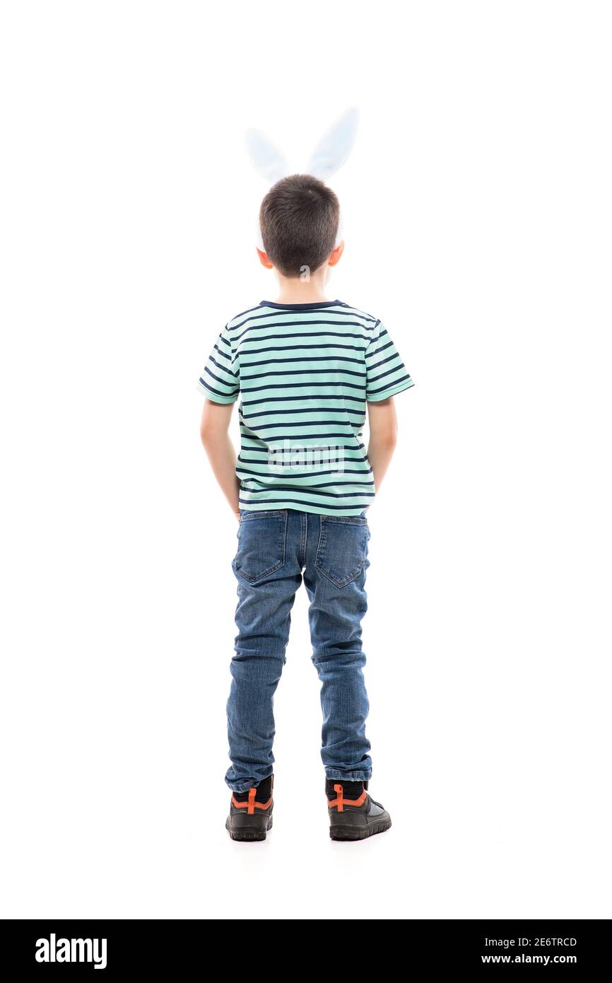 Un Mignon Petit Garçon Regarde La Caméra Tient Une Sacoche Dans Ses Mains  Vêtu D'une Salopette En Jean Earl