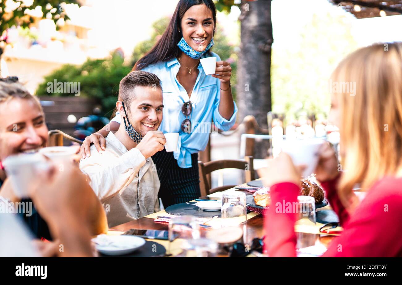 Des amis qui boivent de l'espresso à la maison de café en plein air - jeune millénaire S'amuser ensemble au restaurant du matin - Nouveau style de vie normal concept Banque D'Images