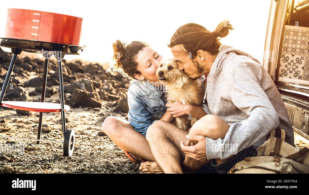 Un couple d'hipster et un adorable chien se détendent en voyage à l'heure du départ Transport en minibus - concept de mode de vie avec les personnes indy voyage aventure en monospace Banque D'Images