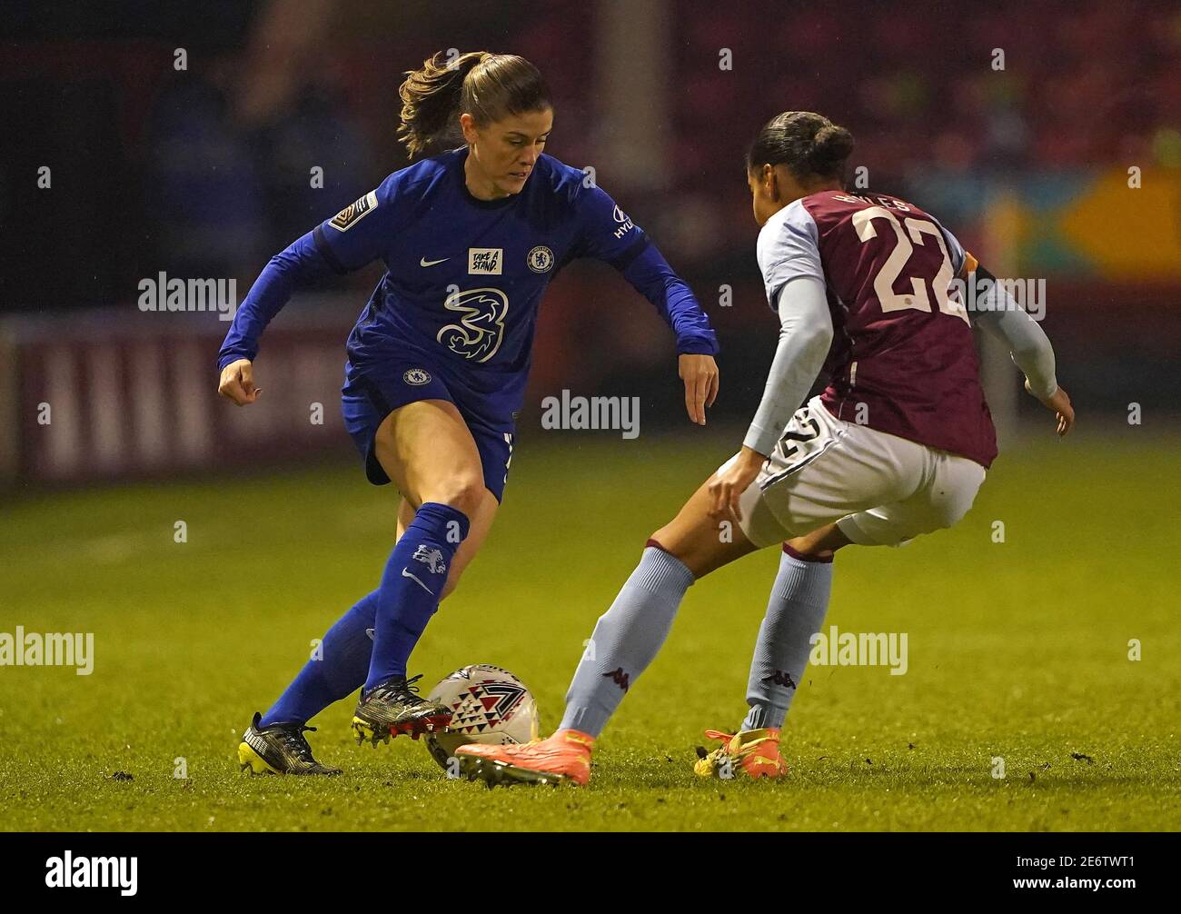 Shania Hayles d'Aston Villa (à droite) et Maren Mjelde de Chelsea se battent pour le ballon lors du match de Super League féminin FA au stade Banks, Walsall. Date de la photo: Mercredi 27 janvier 2021. Banque D'Images