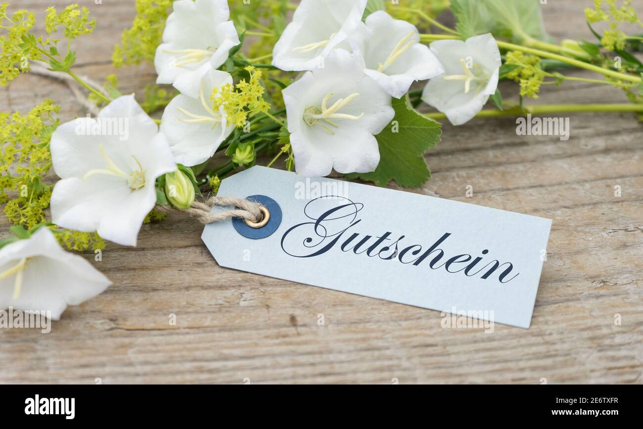 carte cadeau de fleurs de cloches blanches et texte allemand Banque D'Images