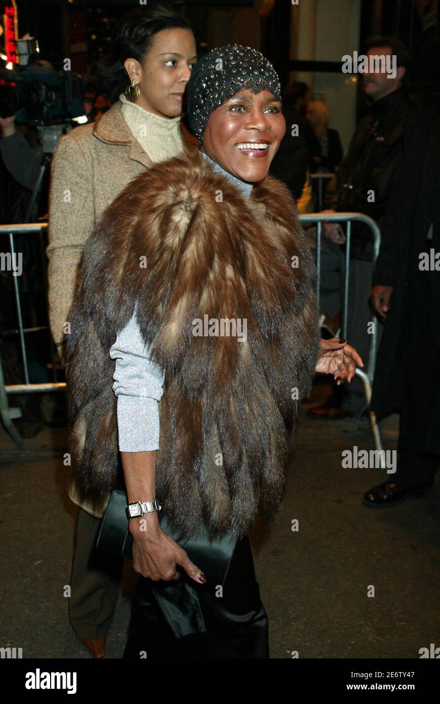 NEW YORK, NY- NOV 14: Cicely Tyson arrive pour la nuit d'ouverture de DEF Poetry Jam sur Broadway qui s'est tenue au Longacre Theatre, le 14 novembre 2002, à New York City. Crédit : Joseph Marzullo/MediaPunch Banque D'Images