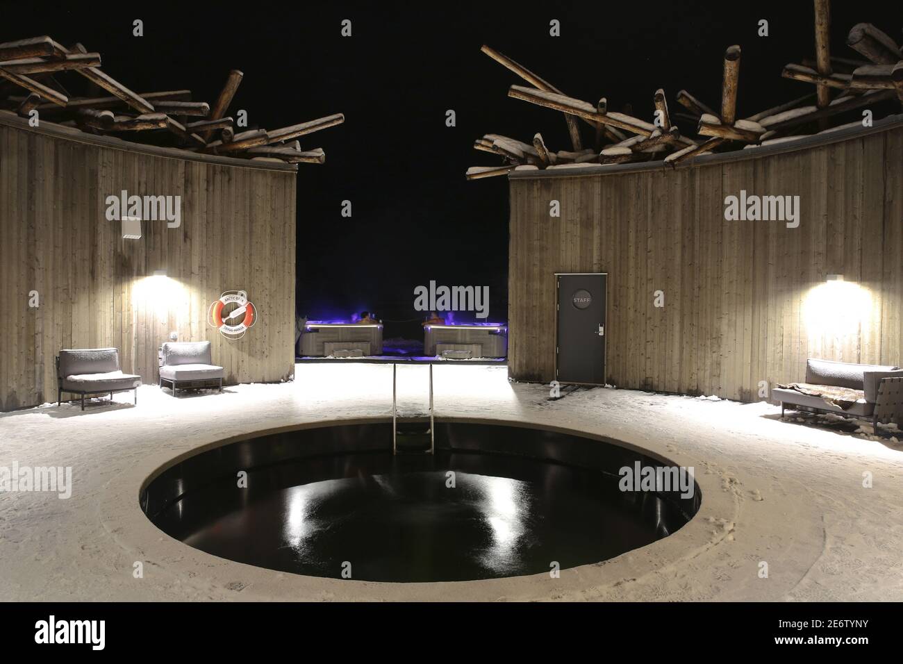 Suède, Laponie, Comté de Norrbotten, Harads, bain de glace illuminé la nuit dans le centre de l'hôtel de bain arctique avec une structure de designer habillée de branches en bois reposant sur la rivière gelée Lule Banque D'Images