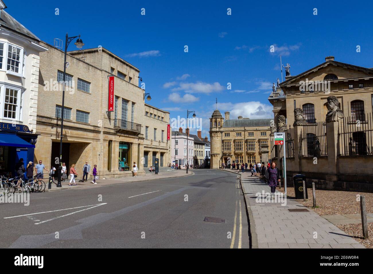 Vue générale sur Broad Street vers la bibliothèque Weston (L) et Clarendon Building (R), Oxford, Oxfordshire, Royaume-Uni. Banque D'Images