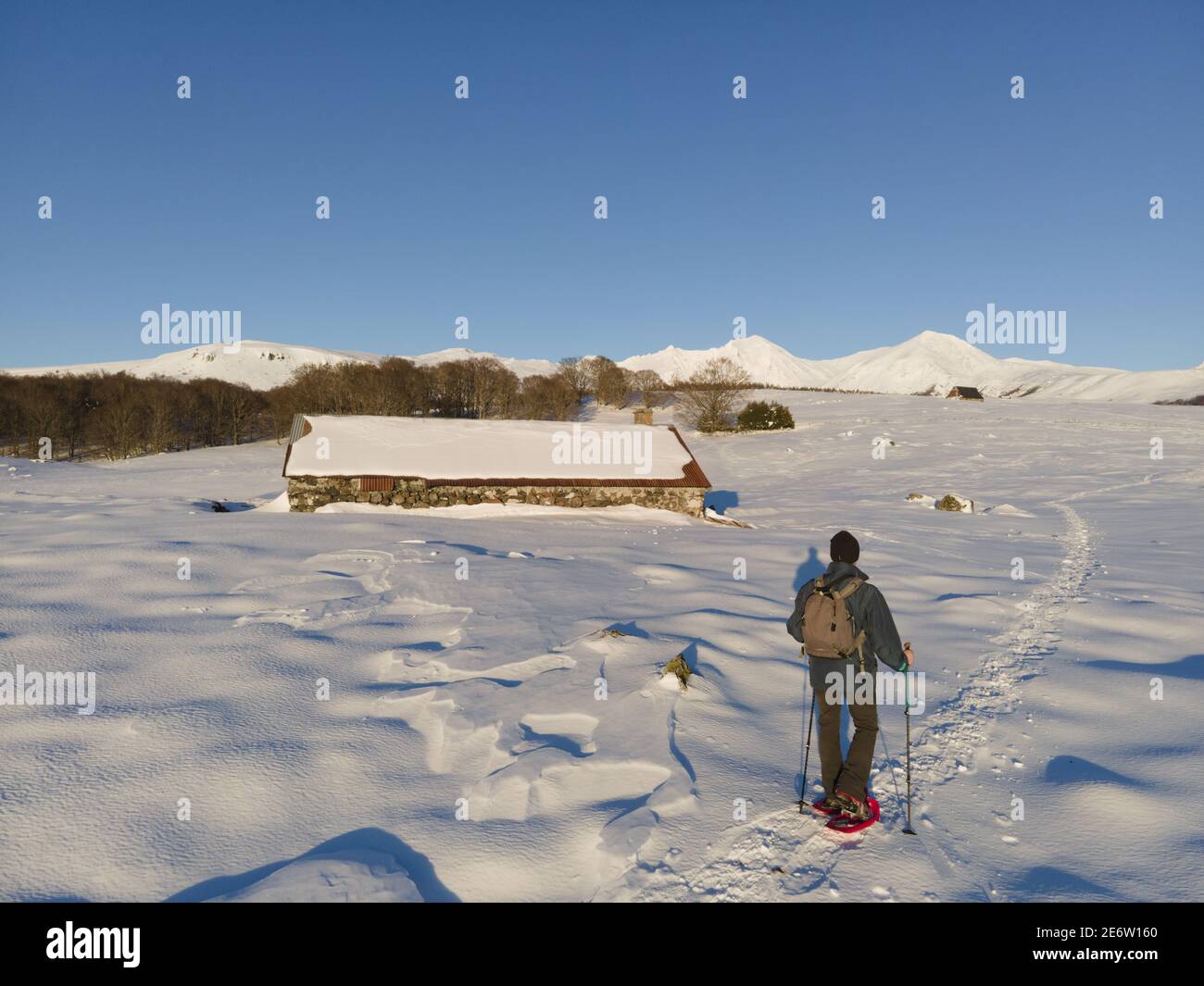 France, Puy de Dome, Chastreix, randonnée en raquettes dans la vallée de la Fontaine Salée, Parc naturel régional des Volcans d'Auvergne (Parc naturel régional des Volcans d'Auvergne), massif du Sancy, Réserve naturelle de Chastreix Sancy Banque D'Images