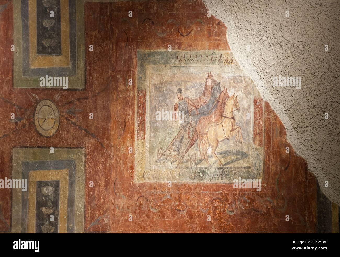 Merida, Espagne - 15 novembre 2020 : scène de Quadriga Charioteer aux peintures anciennes de Fresco romain. Musée national d'art romain de Mérida, Espagne Banque D'Images