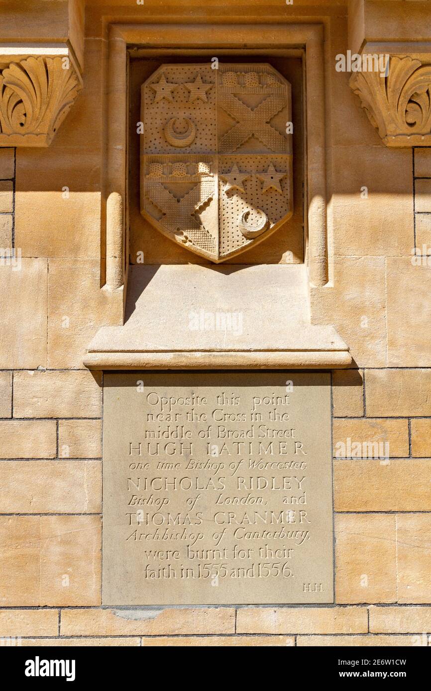 Plaque sur le mur du Balliol College, Broad Street commémorant trois membres du clergé brûlé pour leur foi (1555/56), Oxford, Oxfordshire, Royaume-Uni Banque D'Images