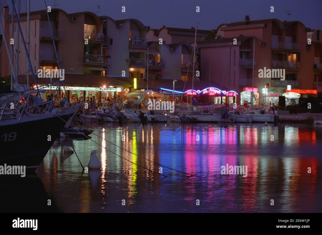 Lumières reflétées dans le port, place de la Cadene, Port de Gruissan,  Occitanie, France. Photographie de film, 2000 Photo Stock - Alamy
