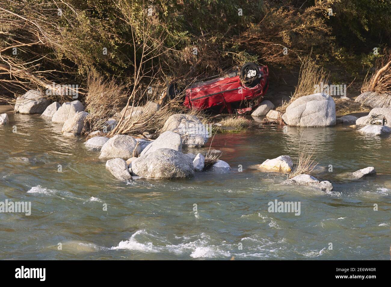 France, Gard, Anduze, route de Saint Jean du Gard après les inondations du  19 septembre 2020, a écrasé la voiture Photo Stock - Alamy