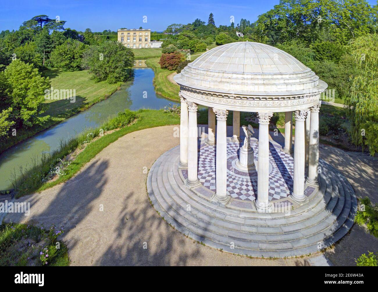 France, Yvelines, Versailles, Château de Versailles classé au patrimoine mondial de l'UNESCO, Trianon, domaine Marie-Antoinette, le jardin anglo-chinois avec le temple de l'Amour et le petit Trianon en arrière-plan Banque D'Images