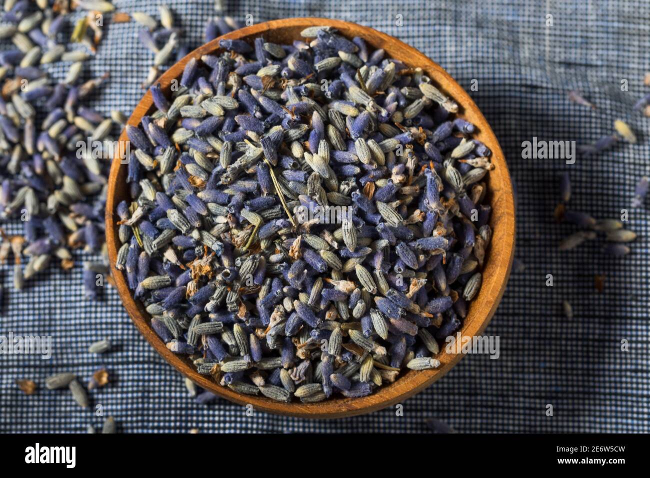 Herbes de lavande pourpre faites maison dans un bol Banque D'Images