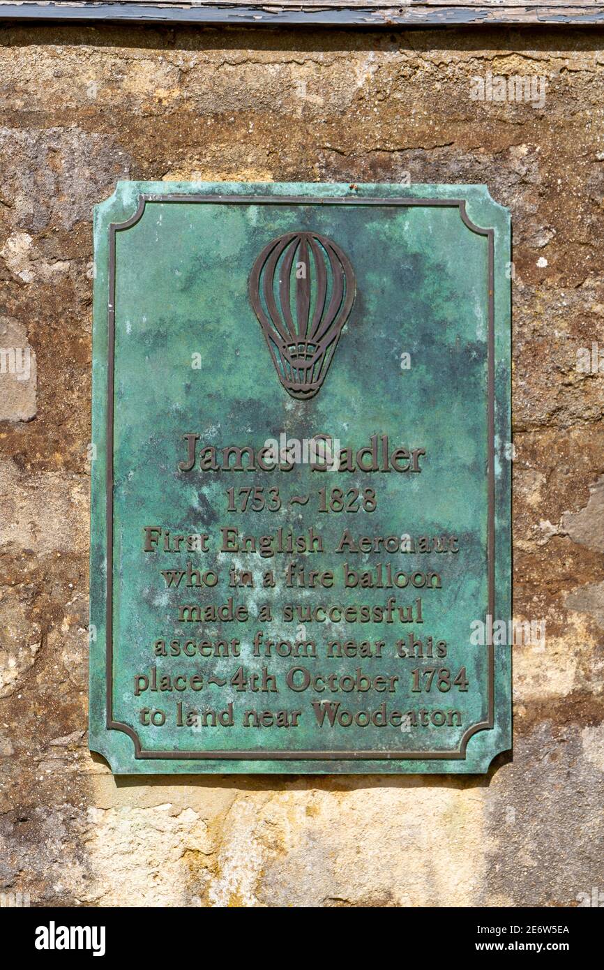 Plaque derrière le Merton College commémorant James Sadler, le premier aéronautique anglais et son premier vol en montgolfière le 4 octobre 1874, Oxford, Royaume-Uni. Banque D'Images