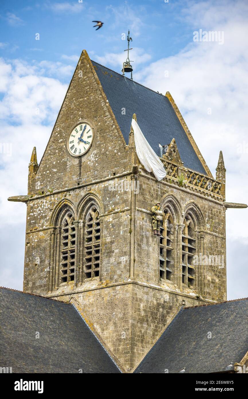 France, Manche (50), Cotentin, Sainte-M?re-Eglise, une des premières villes de France libérée le 6 juin 1944, modèle du parachutiste américain John Steele (1912-1969) du 505e Régiment d'infanterie de parachutistes qui débarqua sur le clocher de l'église Banque D'Images